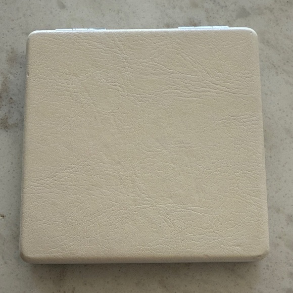 CHANEL Ivory Compact with Iconic Logo - Picture 2 of 4